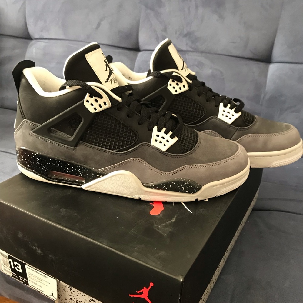 Air Jordan 4 Retro.